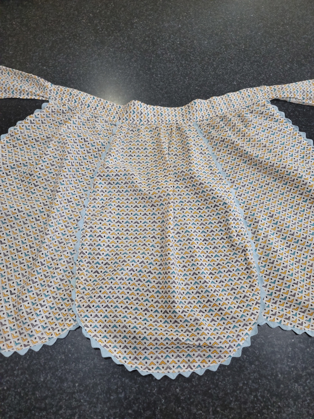 Vintage Women's Printed Scallop-Edge Apron Skirt in White and Blue